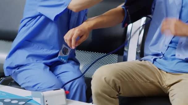 Pielęgniarka Azjatycka Sprawdza Nadciśnienie Tętnicze Pomocą Tonometru Medycznego Podczas Wizyty — Wideo stockowe