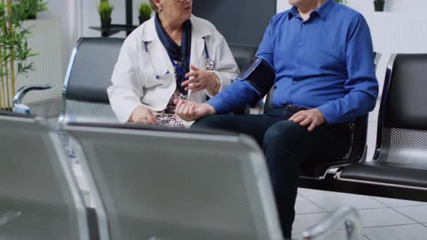 Starší Lékař Měří Hypertenzi Pacienta Pomocí Tonometrických Přístrojů Kontroluje Hypotenzi — Stock video