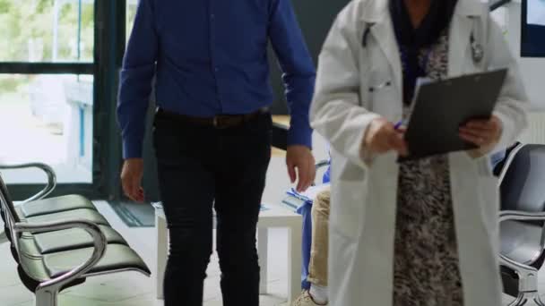 Медсестра Консультує Азіатського Пацієнта Шийним Коміром Перевіряє Зір Пошкодження Мозку — стокове відео