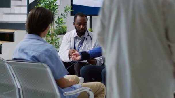 Африканский Американский Врач Консультирует Пациента Измеряя Гипертонию Кровяное Давление Сделать — стоковое видео