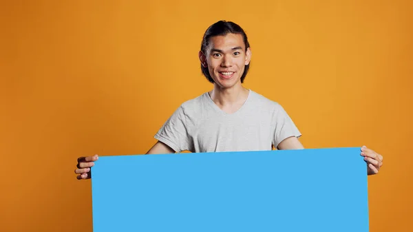 Joven Asiático Sosteniendo Cartón Azul Cámara Utilizando Espacio Aislado Cartelera — Foto de Stock