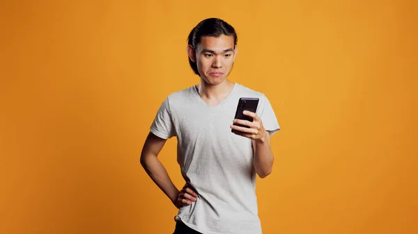 Jonge Mannelijke Model Surfen Internet Mobiele Telefoon Scrollen Door Middel — Stockfoto