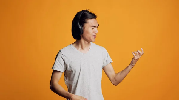 Современный Человек Играет Воздушной Гитаре Слушает Музыку Получая Удовольствие Аудио — стоковое фото