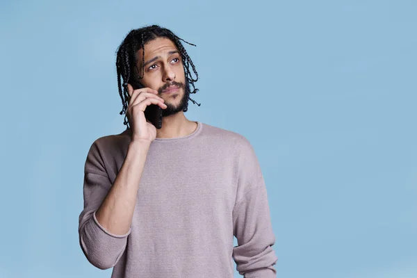 Hombre Árabe Hablando Teléfono Inteligente Mientras Mira Hacia Otro Lado — Foto de Stock
