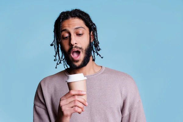 Verrassende Arabische Man Die Koffie Vasthield Naar Een Papieren Mok — Stockfoto