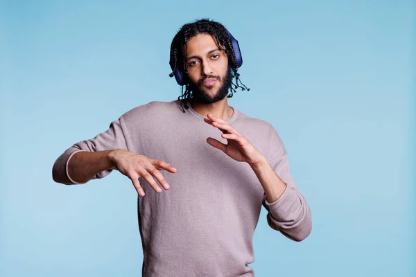 Självsäker Arabisk Man Som Gör Häftiga Rörelser Medan Han Lyssnar — Stockfoto