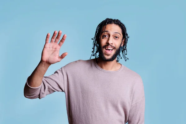 Glimlachende Aantrekkelijke Arabische Man Zwaaiend Met Hand Met Vrolijke Gezichtsuitdrukking — Stockfoto