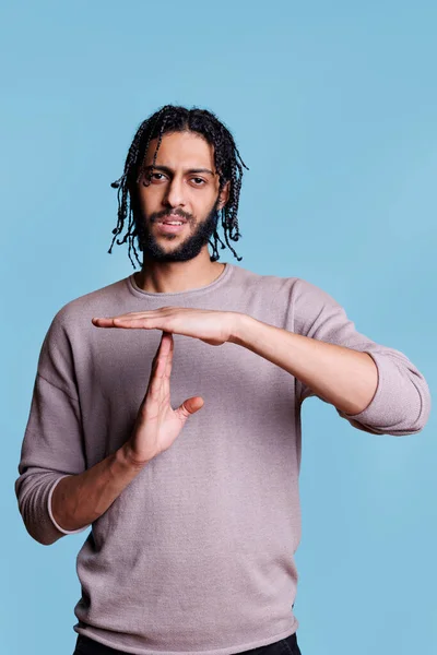 Arabisk Man Visar Timeout Gest Gör Paus Symbol Med Händer — Stockfoto