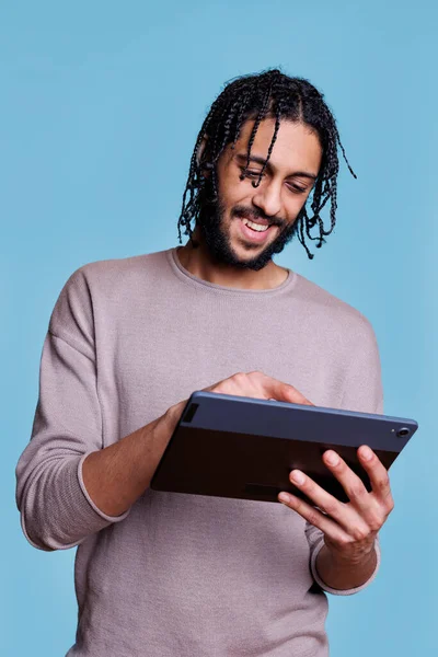 Lachende Arabier Man Typen Online Bericht Digitale Tablet Scrollen Social — Stockfoto