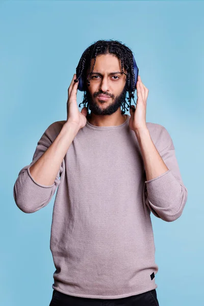 Cool Arabisch Man Luisteren Naar Muziek Terwijl Het Aanraken Van — Stockfoto