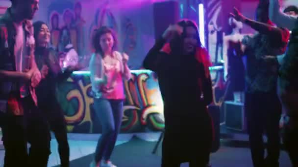 Funky Osób Zabawy Clubbing Taniec Skakanie Parkiecie Kolorowymi Światłami Szczęśliwi — Wideo stockowe