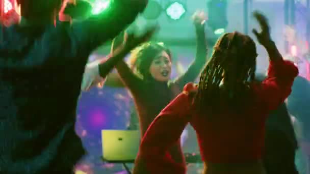 Neşeli Insanlar Gece Kulübünde Zıplıyorlar Modern Partilerde Elektronik Müzik Eşliğinde — Stok video