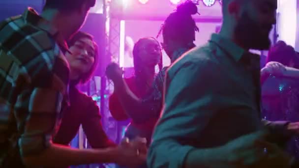 Молоді Дорослі Люблять Романтичну Музику Танцмайданчику Танцюючи Парами Під Повільними — стокове відео