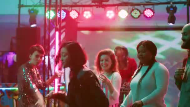 Mujer Joven Disfrutando Noche Club Divirtiéndose Con Movimientos Baile Pista — Vídeo de stock