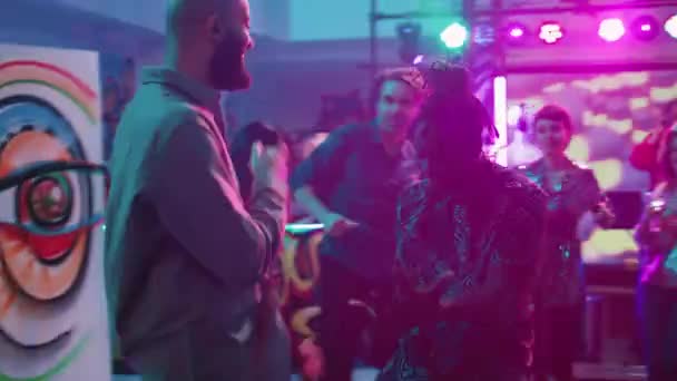 Gente Feliz Festejando Juntos Música Disfrutando Noche Fiesta Underground Grupo — Vídeo de stock
