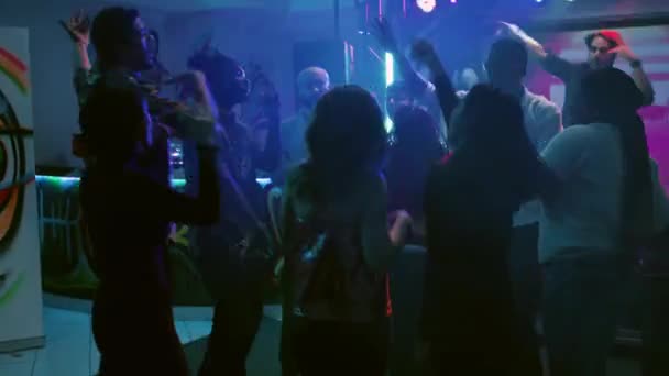 Jóvenes Adultos Bailando Música Electrónica Divirtiéndose Junto Con Escenario Hombres — Vídeo de stock