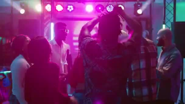 不同的人在音乐上跳舞 和人群聚会 和Dj在夜总会里玩得开心 有一群朋友在舞厅里参加迪斯科舞会 手持射击 — 图库视频影像