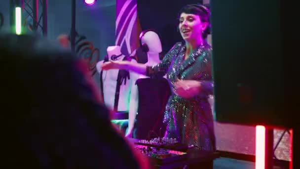 Una Mujer Genial Poniendo Música Escenario Trabajando Como Club Nocturno — Vídeo de stock
