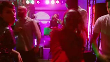 Kulüpte disko partisinden hoşlanan mutlu yetişkinlerin POV 'u modern elektronik müzik eşliğinde birlikte eğleniyorlar. Dans eden, diskotekte parti yapan, sahne ışıklarının altında zıplayan arkadaşlar. El kamerasıyla..