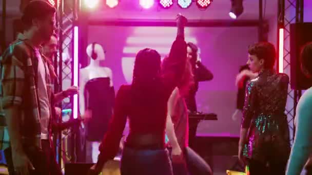 ディスコパーティーで踊る男女 ディスコで電子音楽を聴く多様な人々 ダンスフロアで夜を楽しむ楽しい大人 クラブでパーティー 手持ち撮影 — ストック動画