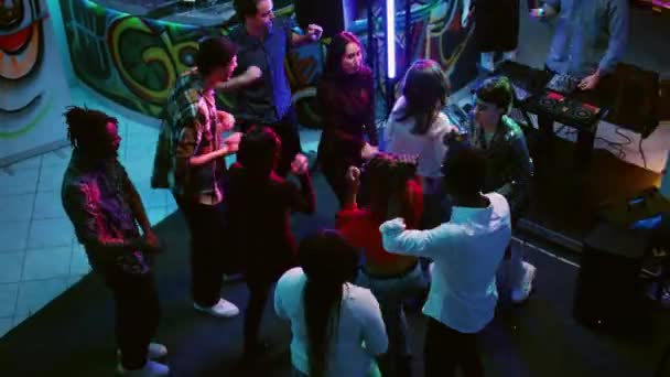 Eine Multiethnische Gruppe Von Freunden Feiert Und Zeigt Flippige Tanzbewegungen — Stockvideo