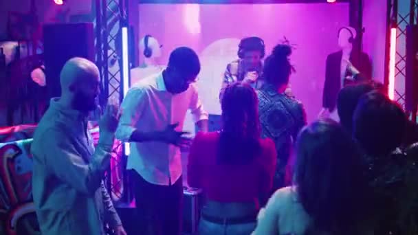 Różnorodni Ludzie Imprezują Scenie Młody Człowiek Miksuje Elektroniczne Dźwięki Dla — Wideo stockowe