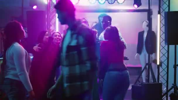 Arkadaşlar Disko Partisinde Fotoğraf Çekiyorlar Geceleri Birlikte Eğleniyorlar Dans Ediyorlar — Stok video