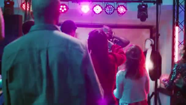 Grupo Multiétnico Personas Fiesta Pista Baile Disfrutando Música Funky Electrónica — Vídeos de Stock
