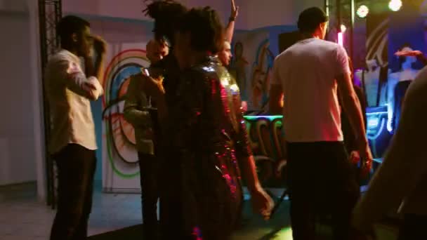 Різні Люди Гуляють Нічному Клубі Насолоджуються Диско Вечіркою Танцювальному Майданчику — стокове відео
