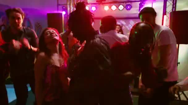 Gece Kulübünde Dans Partisinden Keyif Alan Eğlenceli Müziklerle Eğlenen Neşeli — Stok video