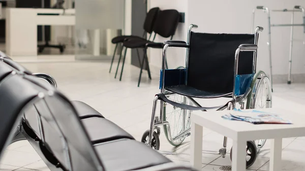 센터의 휠체어는 질병을 치료하고 방약을 제공하는 사용됩니다 장비가 대기실 장애인 — 스톡 사진