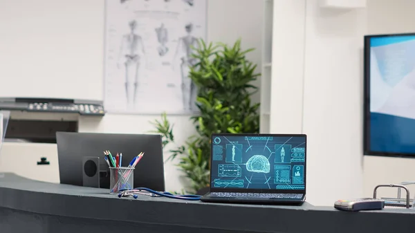 Laptop Visar Tomografi Vid Skrivbordet Tom Sjukhusmottagning För Neurovetenskap Människans — Stockfoto