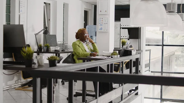 Африканская Американская Ассистентка Отвечает Телефонный Звонок Разговаривает Менеджером Бизнес Решениях — стоковое фото