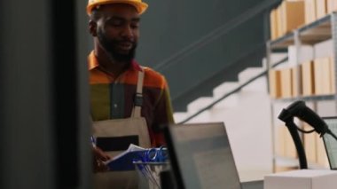 Depoda lojistik üzerinde çalışan, paketlerdeki malları inceleyen ve envanterleri kontrol eden çeşitli meslektaşlar. Erkek ve kadın kalite kontrol üretimi hakkında tartışıyorlar. El kamerasıyla..