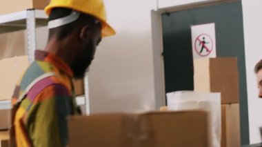 Depo çalışanları ürünleri kutulara dolduruyor, müşterileri üretim ve perakende sevkiyatı için hazırlıyorlar. Ürün paketlerini, hisse senedi lojistiklerini sayan çeşitli borsa çalışanları. El kamerasıyla..