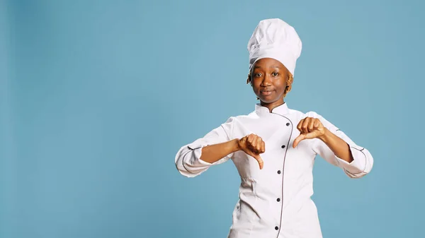 Mutsuz Kadın Aşçı Baş Parmak Işareti Reklam Anlaşmazlığı Kamerada Hoşnutsuzluk — Stok fotoğraf