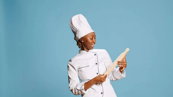 Gülümseyen Pozitif Aşçı Merdaneyle Oynuyor Kamerada Şarkı Söylüyor Mutfak Aletleriyle — Stok fotoğraf
