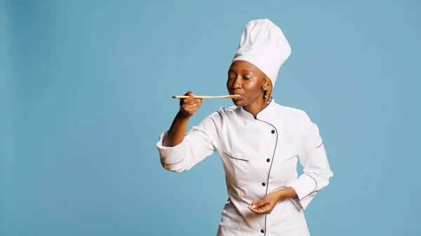 Afro Amerikan Aşçı Kaşıkla Yemek Tatma Testi Yapıyor Kamerada Lezzet — Stok fotoğraf