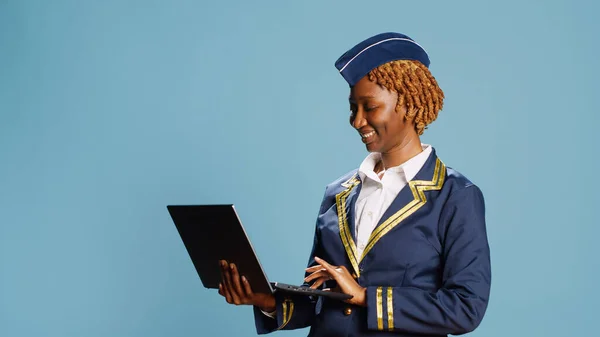 Jovem Aeromoça Usando Laptop Câmera Navegando Página Site Line Aplicativo — Fotografia de Stock