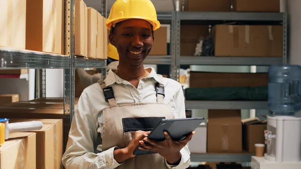 Female Employee Overalls Checking Tablet Inventory Using Device Plan Logistics — Stock Photo, Image