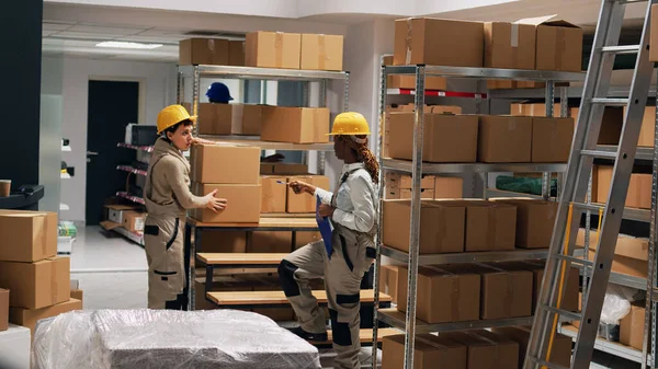 Különböző Nők Ellenőrzik Áruk Dobozait Raktárban Csomagokba Rendezik Ipari Termékeket — Stock Fotó