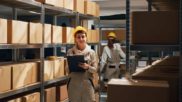 Depot Employee Checking Stock Merchandise Racks Storehouse Space Looking Delivery — Stock Photo, Image