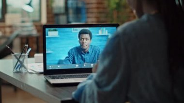 Kadın analist, iş yerindeki müdürle konuşmak için video görüşmesini kullanıyor. Dizüstü bilgisayardaki iş telekonferansına katılıyor. Çevrimiçi video konferansında konuşan genç yetişkinler.
