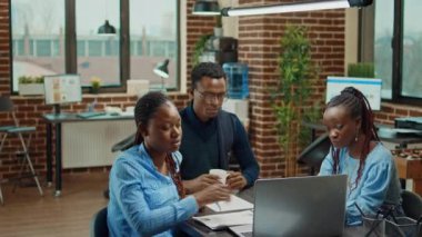 İş ekibi bilgisayardaki analizleri kontrol ediyor, gelişim için yeni yönetim vizyonu deniyor. Kuruluş istatistiklerine bakan çalışanlar ve kâr artışı için sonuçlar, yönetim kurulu ofisinde toplantı.