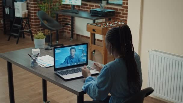 Empresaria Que Utiliza Reunión Videollamada Ordenador Portátil Hablando Con Colega — Vídeos de Stock
