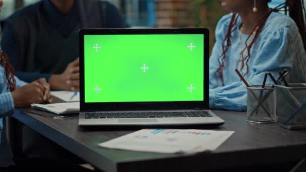 会議室で隔離されたコピースペース画面を使用して ノートパソコン上で緑の画面表示で作業しているビジネスの人々 空白のクロマキーのモックアップ コワーキングスペースをチェックする労働者のチーム — ストック動画