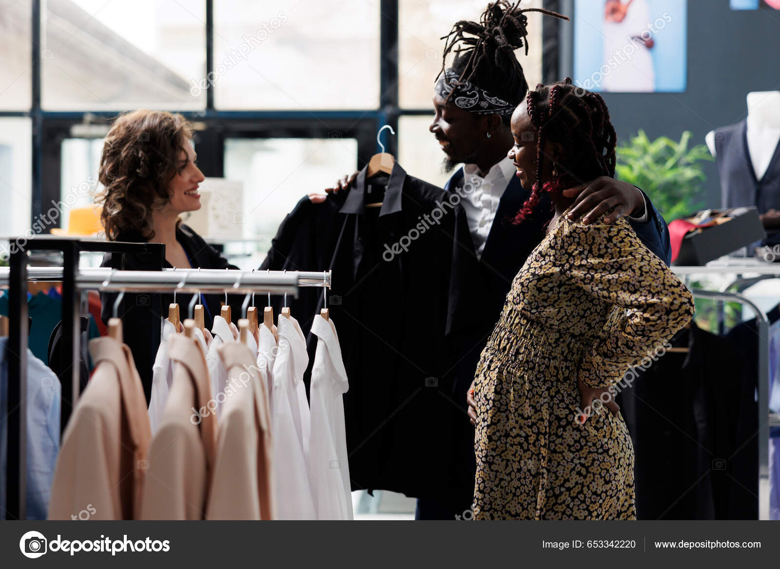 Cliente embarazada mirando ropa de moda en perchas, comprando ropa de  embarazo en una boutique moderna. mujer afroamericana comprando mercancía  de moda en una tienda de ropa. concepto de moda