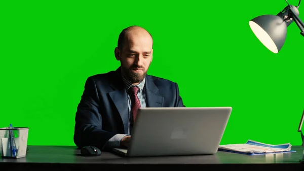 Výkonný Manažer Používá Notebook Přes Zelenou Obrazovku Pomocí Počítače Stole — Stock fotografie