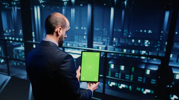 Τεχνικός Data Center Κρατώντας Tablet Πράσινη Οθόνη Στο Δωμάτιο Του — Φωτογραφία Αρχείου