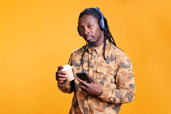 Afrykański Amerykanin Słuchający Muzyki Studiu Przeglądający Internet Przez Telefon Komórkowy — Zdjęcie stockowe